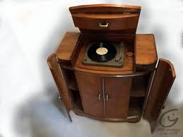 Longeur 66 1/2'', largeur 17'' et hauteur 27''. Meuble Radio Tourne Disque Annees 50