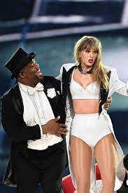 Taylor Swift: Diese versteckte Botschaft steckt hinter dem Auftritt von Travis Kelce bei ihrer Eras-Tour | GLAMOUR