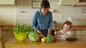 Edurne ha visitado el plató para ayudar a maría jiménez latorre en la elección del sergio fernández presenta a las dos primeras parejas rivales. Una Madre Joven Esta Preparando La Cena En La Cocina Ella Corta Las Zanahorias Una Pequena Hija Ayuda A Mi Madre Las Muchachas Almacen De Video Video De Zanahorias Madre 96890977