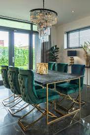 Richmond interiors is een nederlands interieur label, met uiteenlopende inspiratiebronnen van over de hele wereld. Belfort Richmond Interiors Groene Stoelen Gouden Accessoires Goud Interieur Richmond Interiors Luxury Dining Luxury Dining Room