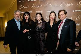 Της υποκριτικής αλλά και στην ταινία «ευτυχία» στην οποία συμμετείχε και την άγγιξε συναισθηματικά και την ωρίμασε επαγγελματικά. Eytyxia En8oysiasmos Gelio Sygkinhsh Sth Lamperh Premiera Ths Tainias Fwto Eirinika Gr