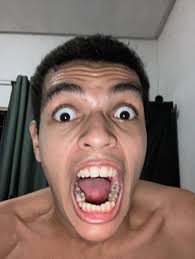 Yo después de tropezar sin querer, con el hombre que inventó los anuncios  dobles de YouTube.