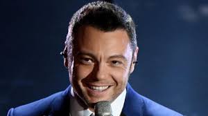 Jun 19, 2021 · lucio e cristiano ardenzi, sono marito e figlio di ornella vanoni. Tiziano Ferro Eta Altezza Peso Il Marito Victor Dove Vive Vita Privata