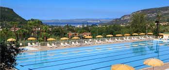 Circondato da 60 ettari di verde mediterraneo, il poiano resort offre molteplici possibilità di svago e benessere: Poiano Resort Hotel Appartements Gardasee Offizielle Website