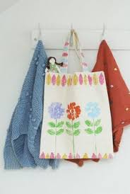 This accent matches the lining of the bag as well as other details so they all tie in with each other. 12 Tote Bag Decorating Ideas Tote Bag Painted Canvas Bags Painted Bags