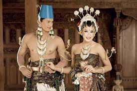 Baju salontreng ini merupakan baju dengan model jahitan yang sederhana dan identik dengan warna hitam. Ini Berbagai Jenis Pakaian Adat Jawa Tengah Yang Penuh Dengan Makna Bukareview
