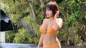 Dinar candy prank kemas pake z minum kiranti. Seksi Di Kolam Renang Dinar Candy Beri Pesan Menantang Ke Netizen Indosport