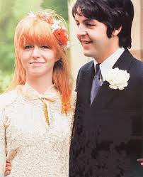 Jane Asher Paul Mccartney At Mike Mccartney S Wedding In 1968 Paul Mccartney Jane Asher Beatles Girl
