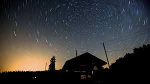 Así podrás ver la increíble lluvia de estrellas líridas. Trucos Para Ver Y Fotografiar La Lluvia De Estrellas De Las Delta Acuaridas