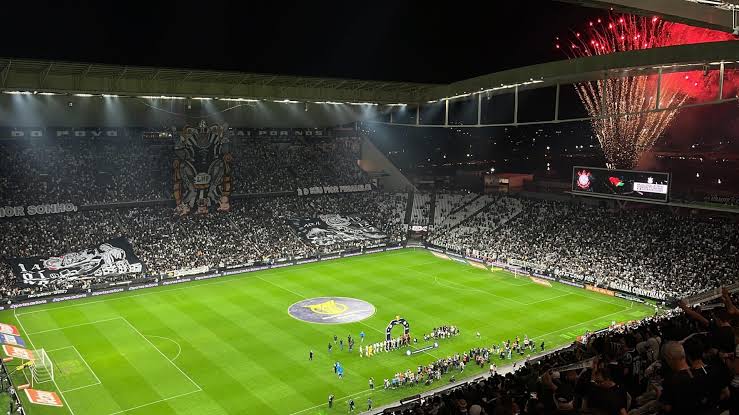 Corinthians faz reforma emergencial no gramado para jogo contra o Internacional
