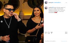 Από τη μία ο τράπερ madclip και από την . Madclip