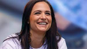 884 likes · 2 talking about this. Amira Oliver Pocher Blick In Den Kinderwagen Sie Zeigt Uns Das Fusschen Ihres Sohnes Bunte De