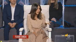 L'innesto di sabrina ferilli è quanto di più pratico e funzionale si possa vedere in tv, soprattutto se si parla di sostituzioni. Il Fuorionda Di Sabrina Ferilli A Tu Si Que Vales Sente Le Voci E La Poltrona Si Muove Da Sola Porca Vacca Tgcom24