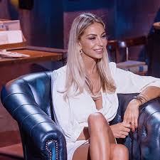 L'ex ballerina di amici era salita sul trono nel 2017 accolta ancora. Sabrina Ghio Si Racconta In Tv Ho Dato Due Di Picche A Silvio Muccino E Christian Vieri Gazzetta Del Sud