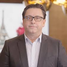 Robert Vitu's Instagram, Twitter & Facebook