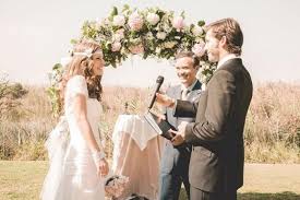 La ceremonia de la arena es un ritual que simboliza la unión de los dos novios en el día de su boda, el símbolo de unión y amor eterno imposible de esta ceremonia simbólica se realiza después del intercambio de anillos y votos en la ceremonia civil. 3 Ceremonias Simbolicas Que Puedes Realizar En Tu Boda Ideas Para Este Dia Especial Bodas