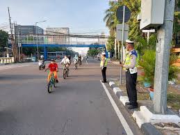 Ibu, bapak, dan kita semua sebagai garda terdepan wajib melakukan langkah pencegahan, penularan secara serempak, disiplin, dan masif. Cfd Jakarta Warga Wajib Pakai Masker Dan Jaga Jarak Aman Okezone Lifestyle