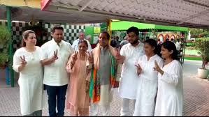 पंचकूला से भाजपा के मेयर प्रत्याशी श्यामलाल बंसल ने परिवार सहित मतदान कर  लोकतंत्र के पर्व में अपनी भागीदारी निभाई🙏🪷, @sham_lal_bansal4bjp