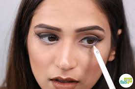Knowing how to apply the eyeliner is one of the basics of makeup, so if you love makeup, you eventually learn how to do it. How To Apply Eyeliner In 6 Different Styles Fab How