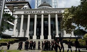 Dalam kes ini, mahkamah berpendapat pihak menuntut tidak menolak fakta bahawa perkhidmatan di sekolah responden adalah secara kontrak. Mahkamah Perusahaan