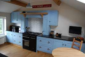 Farrow & ball's 'lulworth blue'. Lulworth Blue Shaker Kitchen Klassisch Kuche Gloucestershire Von Miles Laughton Joinery Limited Houzz