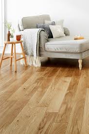 The Natural Oak Tone And Low Key Grain Of Home Choice Engineered European Nature Oak Flooring 14mm X 13 Oak Floor Living Room Cosy Living Room Solid Oak Floors
