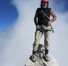 Tutto quello che c'è da sapere sullo scrittore alpinista che ama provocare dibattiti in con il suo stile anticonformista, mauro corona è diventato ormai famoso per i dibattiti che scatena a ogni puntata di #cartabianca, il programma di. Librinsieme Udine Domani Mauro Corona Inaugura La Vetrina Editoriale Di Natale Il Pais Gente Della Nostra Terra