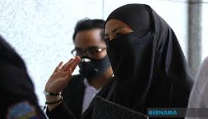 Kebodohan tersebut menyelimuti diri seorang wanita yang bernama nurul hidayah, file dirinya beredar luas di internet dan dapat di download siapa saja dengan nama file nurul hidayah.zip. Suami Isteri Bunuh Anak Dihukum Gantung Sampai Mati My News Online