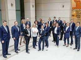 Er ist wie folgt untergliedert: Firmenkundenservice Deutsche Bank