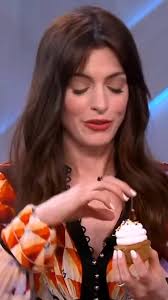 #AnneHathaway #TheKellyClarksonShow #cupcake
