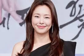 Rekomendasi 6 Drama Korea Seru yang Dibintangi Oleh Honey Lee, Terbaru Ada  Knight Flower