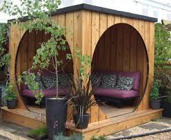 Amenagement Cour Arriere Avec Abri Original Et Salon De Jardin Tout Confort Jardins Amenagement Cour Amenagement Jardin