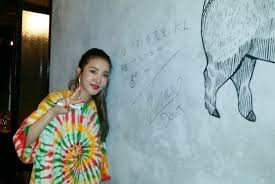 Watch popular content from the following creators: G Dragon And Dara Made Special Appearance To Yg Republique Kl