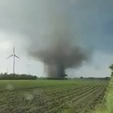Eine windrose fegt über das gelände und räumt die zelte ab. David On Twitter Wind Tornado Windbohe Windrose Sturm Gewitter Regen Unwetter Deutschland