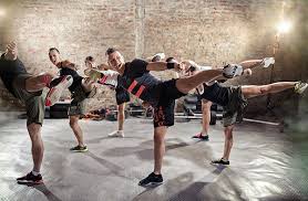 拳擊有氧 又稱為 戰鬥有氧 （body combat） 是一個由 拳擊運動 （boxing sport）與有氧舞蹈（aerobic dancing）為出發點，而結合、衍生出的一種中高強度 拳擊有氧的好處. Kb Twi