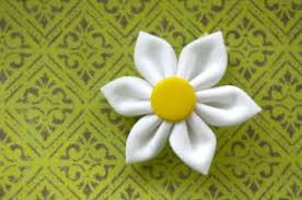 How To Make A Fabric Daisy Flower Tutorial These Would Be Adorable On A Little Girl S Dress Or On Fabric Flowers Diy Fabric Flowers Fabric Flower Tutorial