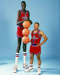 Manute Bol The Tallest Nba Player With Mugsy Bogues The Shortest Player Manute Bol Basketball Players Nba Basketball Players
