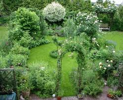 Im Garten Mit Bloggerin Elke Schwarzer Mein Garten Hat Nur 70 Quadratmeter Garten Gartengestaltung Kleiner Garten