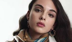 Lavinia longhi (in arte offa ioladinos) interpreta melany, figlia di lord micidial, in un primo tempo sotto la falsa identità di marta franceschini, vicedirettrice del telegiornale. Chi E Deva Cassel Figlia Di Monica Bellucci E Vincent Cassel