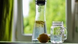 Eau En Bouteille Ou Eau Du Robinet Quelle Eau Choisir Kombucha Boissons Detox Bouteille Eau