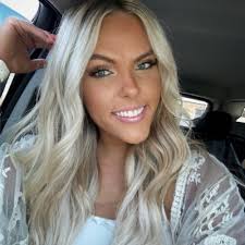 Lesley Flores (@lesleyflores26)