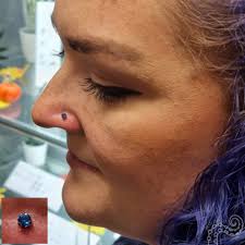 Upper lobe wearing a mini 3-stone cluster from @neometaljewelry. I adore  how this piece fits perfectly into the curve of this persons anatomy ✨️