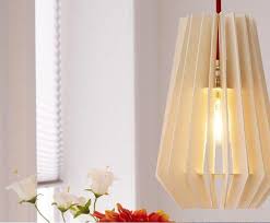 Model lampu hias etnik dari bambu merupakan kerajinan tangan yang mudah di buat,meski hanya terbuat dari batang bambu lampu hias etnik ini cukup. Pola Lampu Hias Gantung Bahan Kayu 1 Caratekno