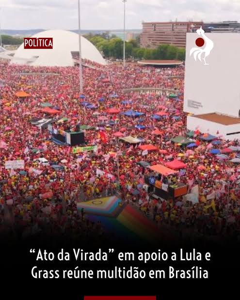 Em um ato histórico de mobilização popular, estudantes, movimentos sociais  e mais de 120 blocos de carnaval tomaram a Candelária, no centro do Rio de  Janeiro, neste domingo (18), em defesa da reeleiçã