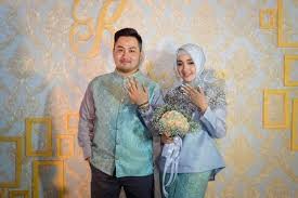 Baju tunangan menjadi komponen yang paling penting dalam sebuah acara lamaran/tunangan, baik untuk tunangan secara tradisional atau mengikuti aturan tunangan dalam islam.selain dapat memperindah penampilan kedua mempelai, busana yang sesuai juga akan membuat acara semakin khidmat. Bukan Hanya Kebaya 6 Baju Ini Juga Bisa Jadi Inspirasi Baju Lamaran Kamu
