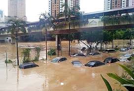 Banjir besar paling buruk dalam sejarah negeri kelantan. Banjir Besar Landa Malaysia Sekitar 100 000 Warga Diungsikan Liputan Islam