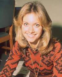 And I love you so The people ask me how..." 🎶🎶🎶