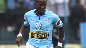 El golpe fue en la clavícula y tuvieron que vendarme, pero espero jugar, señaló el marcador. Luis Advincula Seria Un Honor Retirarme En Sporting Cristal Video