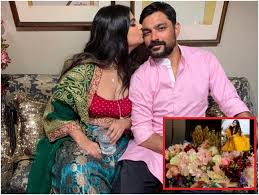 The two tied the knot on saturday at her father anil kapoor's house. Bj3wiwe4upmsvm