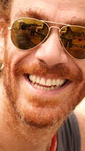 Hoje é dia de celebrar a vida de Eduardo Schuler, esse baterista  excepcional que tem dado um show de rock'n'roll nos palcos ao lado de Nando  Reis. 🥁 Seu jeito único de